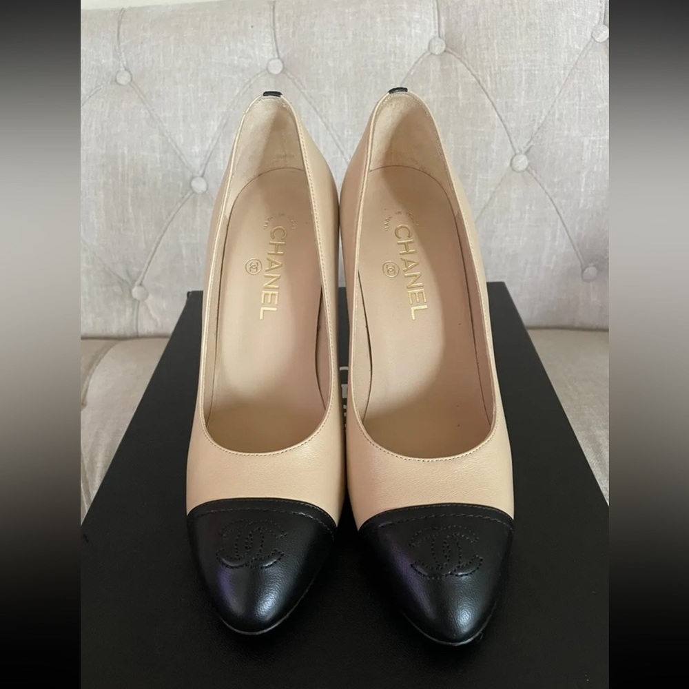 Chanel 18C Classic CC Lambskin Leather Two Tone Heels Size 38.5/US 8 - Picture 5 of 12